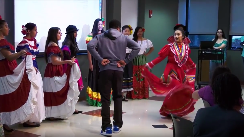 学生们在多元文化时装表演中跳舞